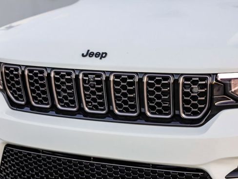 New 2025 Jeep Grand Cherokee Summit image 6