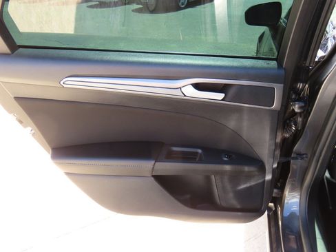 Used 2020 Ford Fusion SE image 19