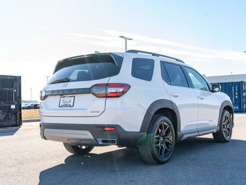 Used 2025 Honda Pilot Touring image 7