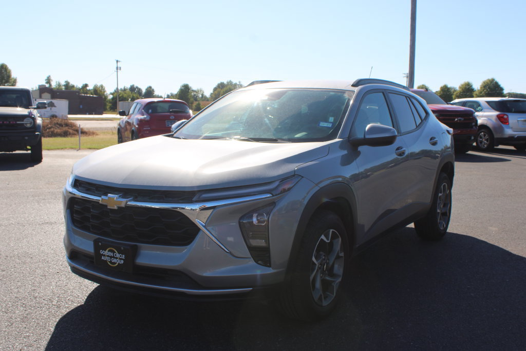 Used 2025 Chevrolet Trax LT FWD image 4