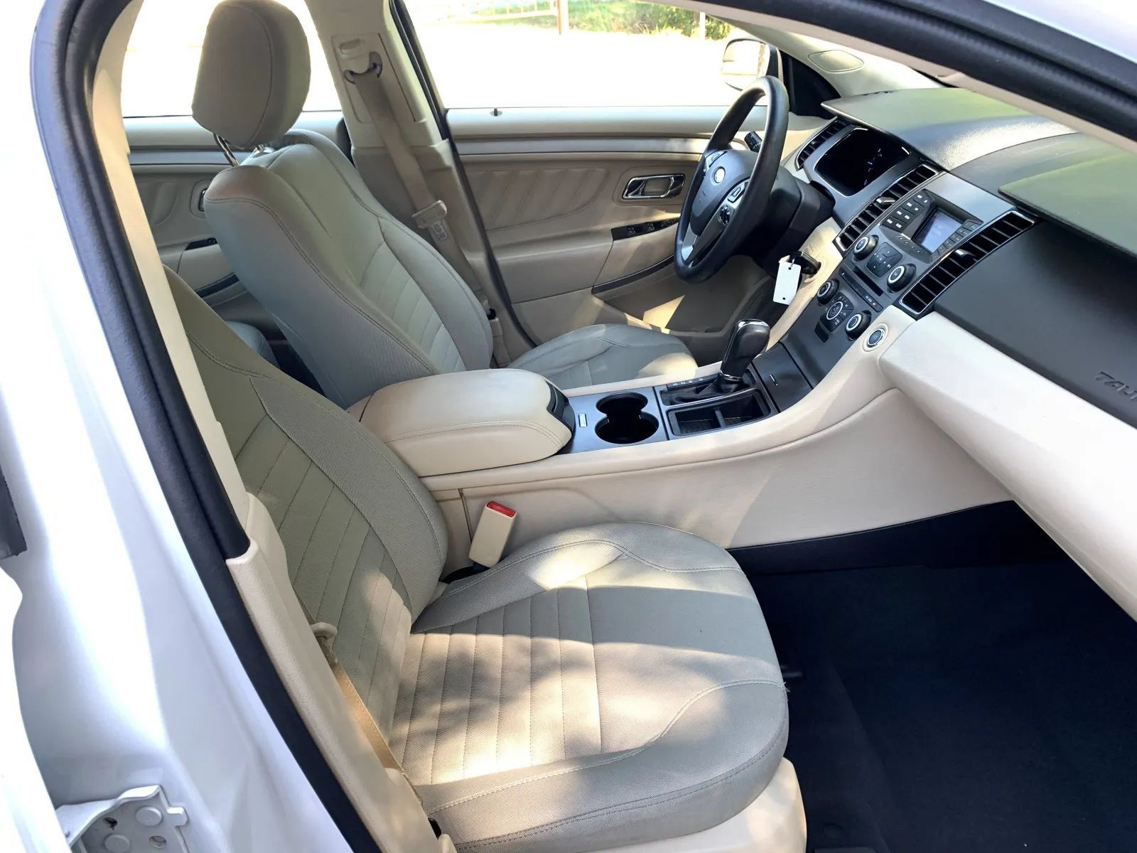 Used 2019 Ford Taurus SE FWD image 29