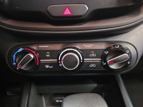 Used 2025 Kia Soul LX w/ LX Technology Package FWD image 17