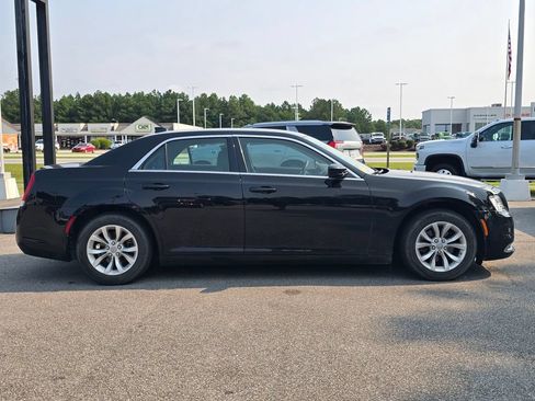 Used 2023 Chrysler 300 Touring RWD image 2