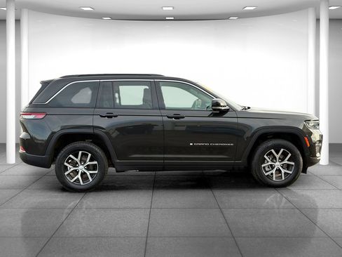 Used 2024 Jeep Grand Cherokee Limited w/ Luxury Tech Group II RWD image 8