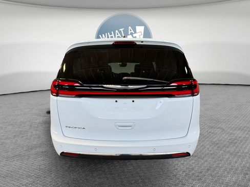 Used 2023 Chrysler Pacifica Touring-L FWD image 5