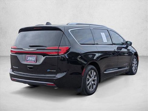 Used 2023 Chrysler Pacifica Pinnacle image 5