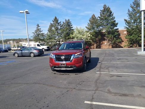 Certified 2023 Nissan Pathfinder Platinum w/ Cargo Package AWD/4WD image 18