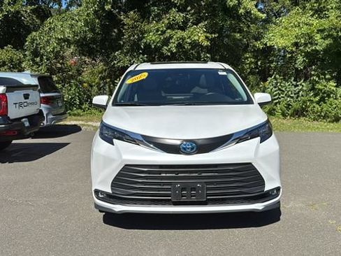 Used 2025 Toyota Sienna XLE AWD/4WD image 2