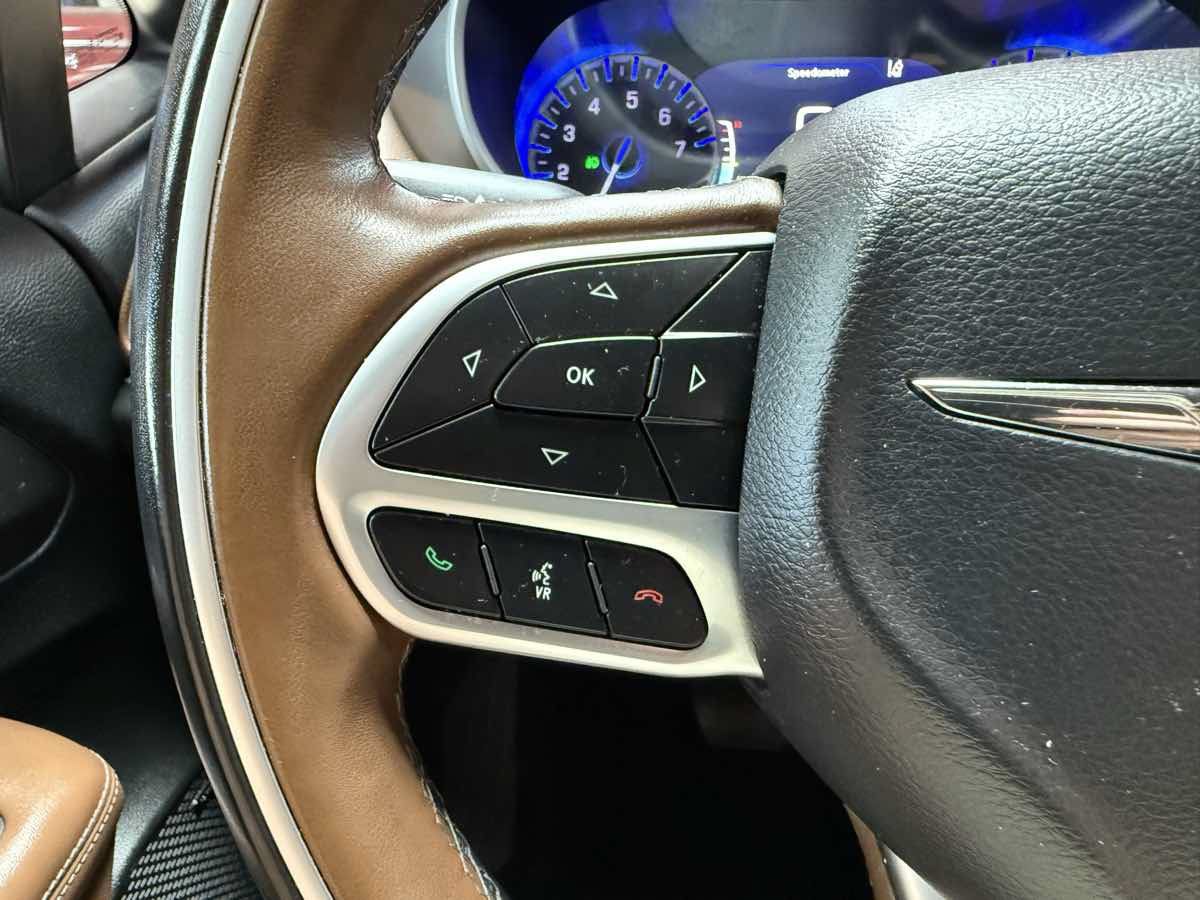 Used 2018 Chrysler Pacifica Limited w/ Tire & Wheel Group FWD image 15