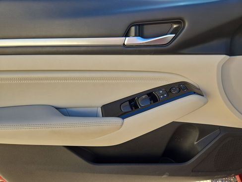 Used 2022 Nissan Altima 2.5 SV w/ SV Premium Package image 15