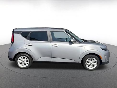 Used 2025 Kia Soul LX w/ LX Technology Package FWD image 16