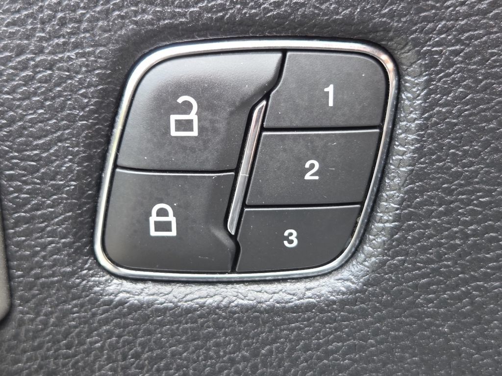 Used 2019 Ford F250 Lariat w/ Lariat Value Package AWD/4WD image 13
