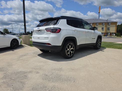 Used 2025 Jeep Compass Limited AWD/4WD image 5