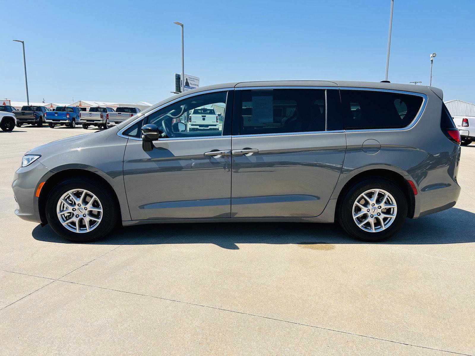 Used 2025 Chrysler Pacifica Select FWD image 36