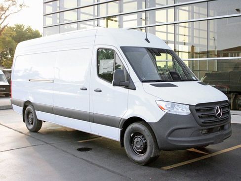 Used 2025 Mercedes-Benz Sprinter 2500 image 1