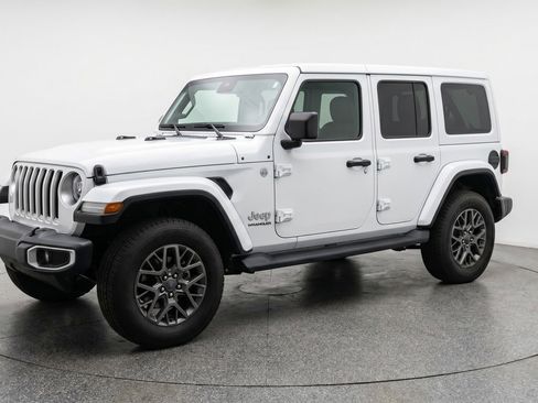 Used 2025 Jeep Wrangler Unlimited Sahara AWD/4WD image 3