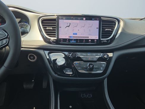 Used 2025 Chrysler Pacifica Limited FWD image 13