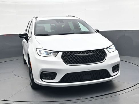 Used 2025 Chrysler Pacifica Limited FWD image 10