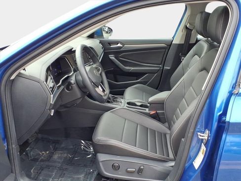 Used 2022 Volkswagen Jetta SE w/ Panoramic Sunroof Package image 9