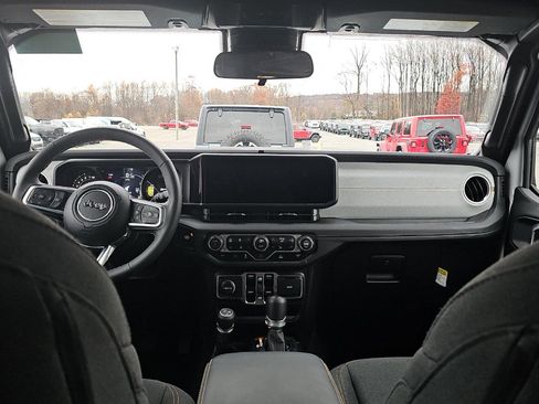 Used 2025 Jeep Wrangler Unlimited Sahara image 9