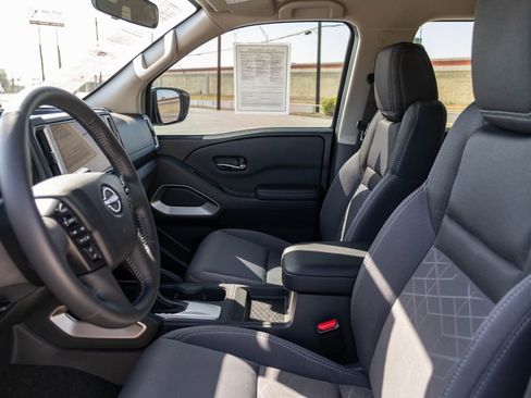 Used 2025 Nissan Frontier SV w/ SV Convenience Package RWD image 12