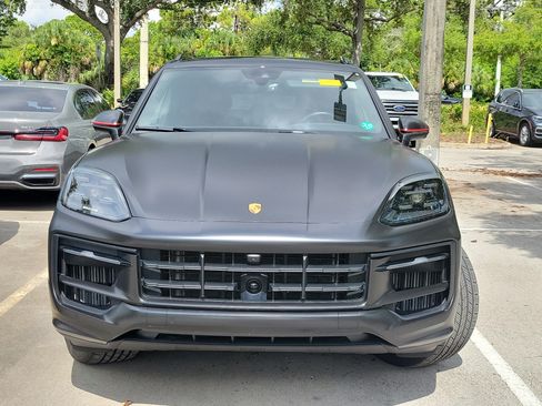 Used 2024 Porsche Cayenne AWD/4WD image 2