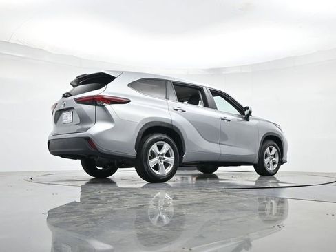 Used 2024 Toyota Highlander LE FWD image 31