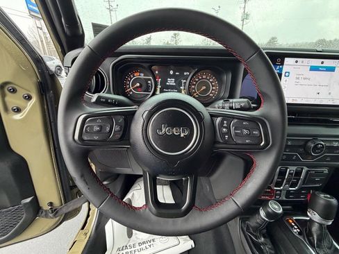 Used 2025 Jeep Wrangler Unlimited Rubicon image 10