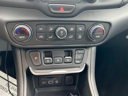 Used 2018 GMC Terrain SLT w/ Preferred Package image 17