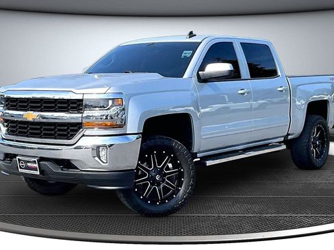 Used 2018 Chevrolet Silverado 1500 LT w/ LT Eassist Package AWD/4WD image 4