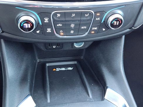 Certified 2023 Chevrolet Traverse LT w/ Rear Camera Mirror Package image 18