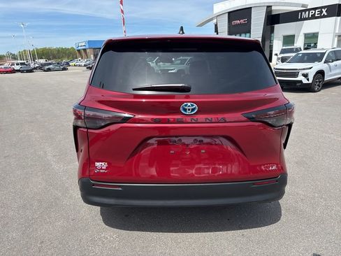 Used 2025 Toyota Sienna LE image 4