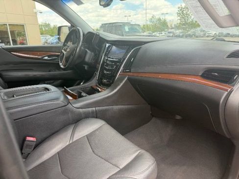 Used 2016 Cadillac Escalade Luxury AWD/4WD image 13