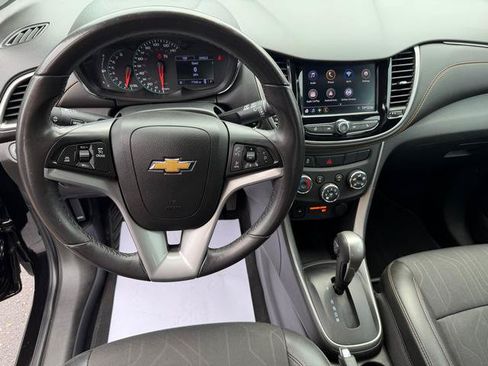 Used 2020 Chevrolet Trax LT w/ LT Convenience Package FWD image 9