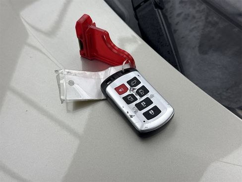 Used 2017 Toyota Sienna XLE image 45