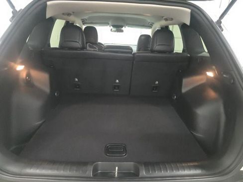 Used 2019 Jeep Cherokee Latitude Plus w/ Cold Weather Group AWD/4WD image 12