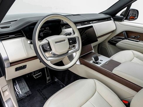 Used 2025 Land Rover Range Rover SE image 5