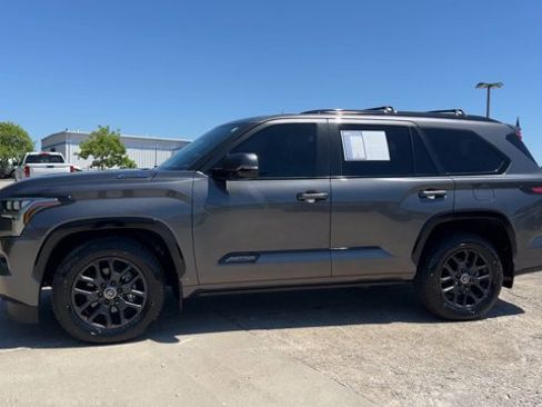 Used 2024 Toyota Sequoia Platinum AWD/4WD image 5