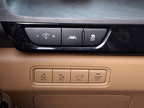 Used 2022 Kia Carnival EX image 27