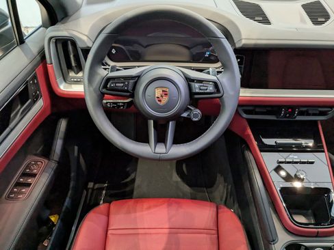 Used 2025 Porsche Cayenne image 15