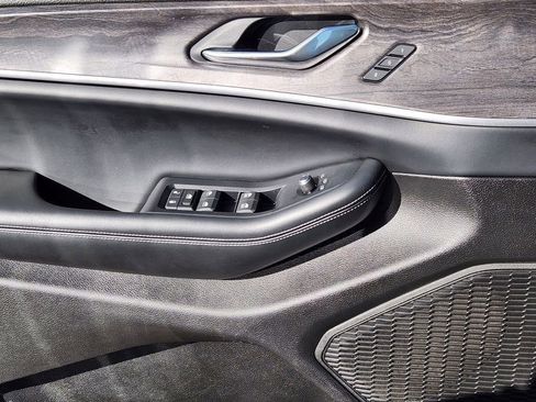 Used 2024 Jeep Grand Cherokee Limited image 13