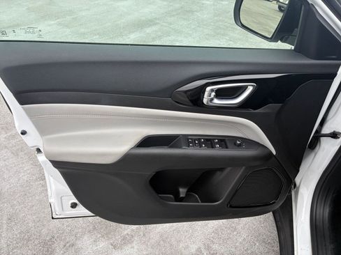 Used 2025 Jeep Compass Limited image 18