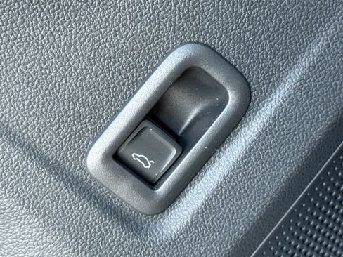 Certified 2025 Volkswagen Tiguan SE AWD/4WD image 31