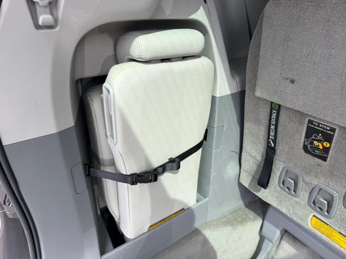 Used 2013 Toyota Sienna XLE FWD image 12