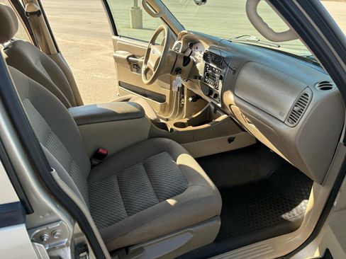 Used 2005 Ford Explorer Sport Trac XLT image 29