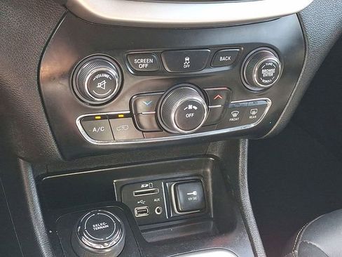 Used 2018 Jeep Cherokee Latitude Plus AWD/4WD image 17