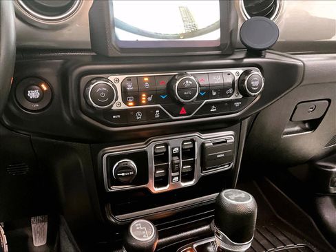 Used 2022 Jeep Wrangler Unlimited Sahara w/ Cold Weather Group image 26