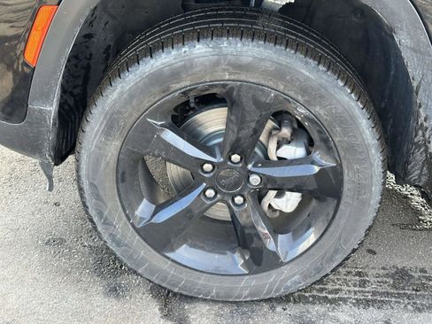 Used 2023 Jeep Grand Cherokee Limited w/ Black Appearance Package image 9