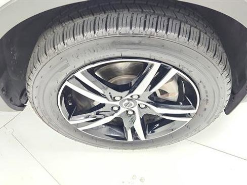 Used 2024 Volvo XC40 B5 Core image 32