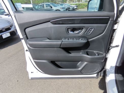 Used 2025 Honda Pilot Elite image 17